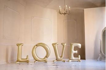 Imagen de Globo Love Dorado Satín Gigante (300cm x 97cm)