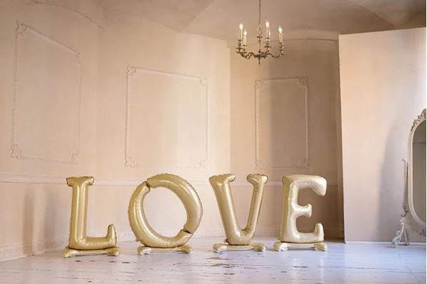 Imagen de Globo Love Dorado Satín Gigante (300cm x 97cm)